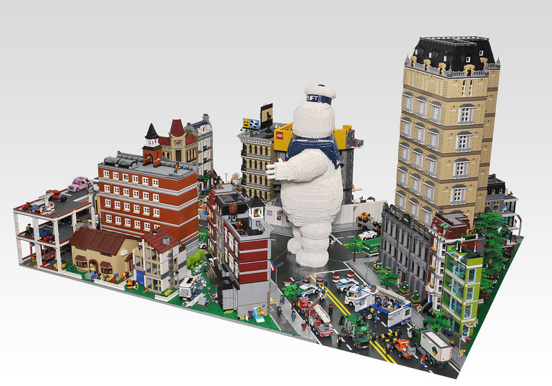 Illustration for article titled Gigantic Lego Stay Puft Marshmallow Man faces the Ghostbusters in NYC